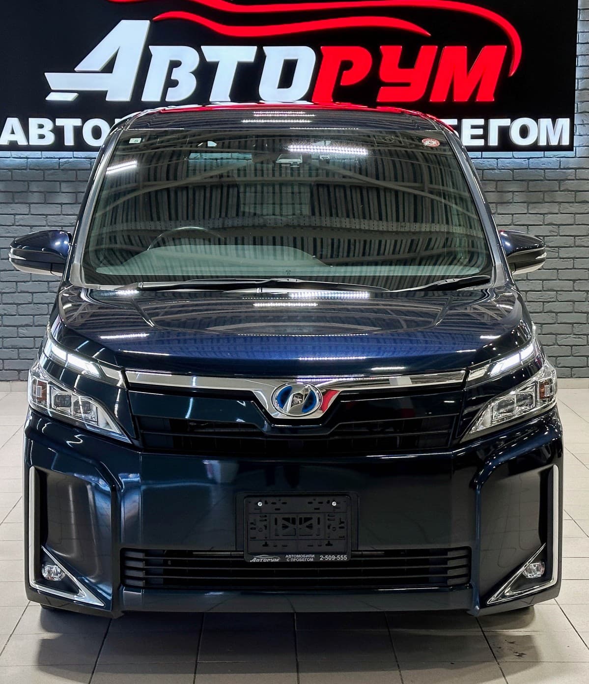 Toyota Voxy Hybrid - 3