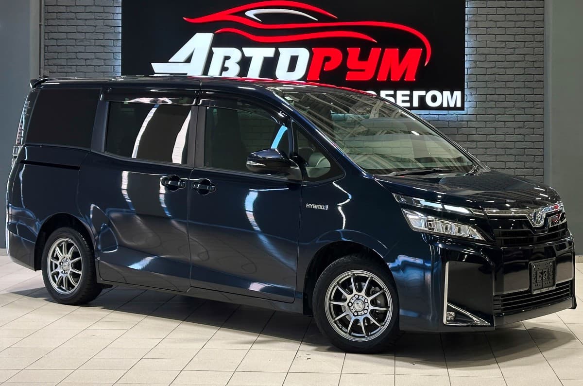 Toyota Voxy Hybrid - 1