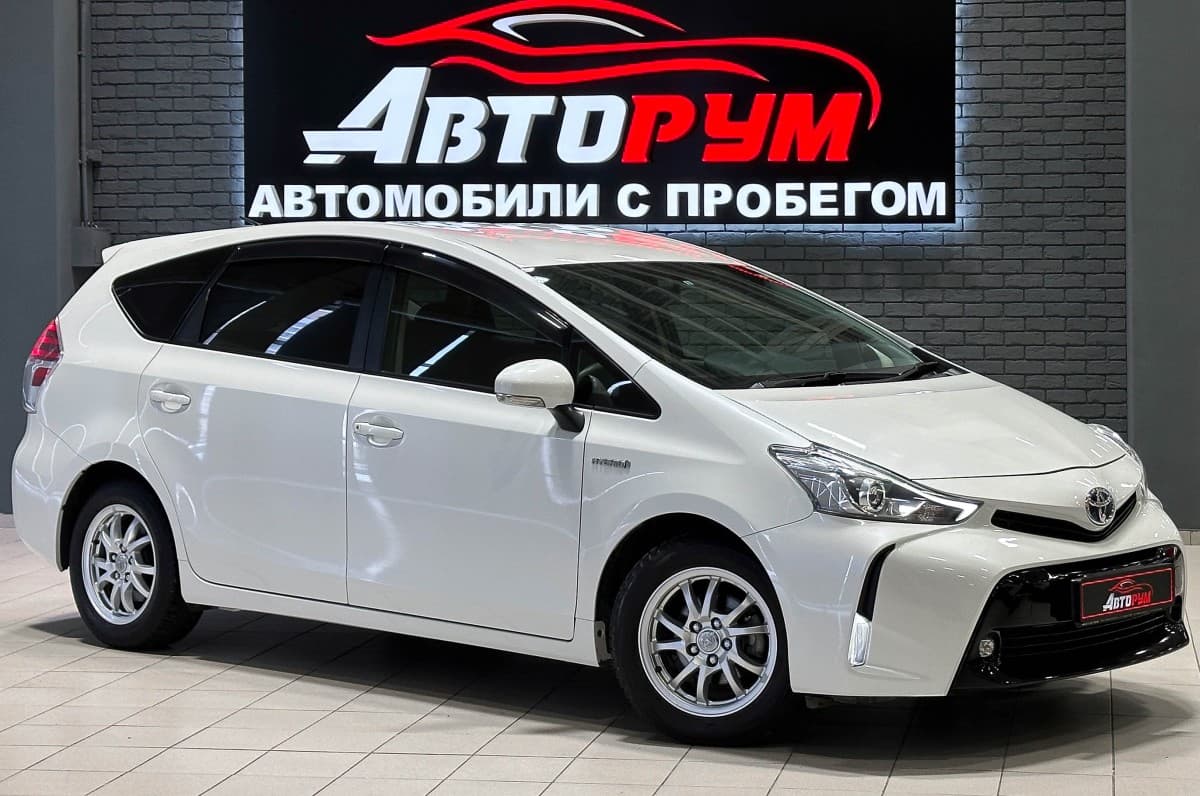 Toyota Prius Alpha - 1