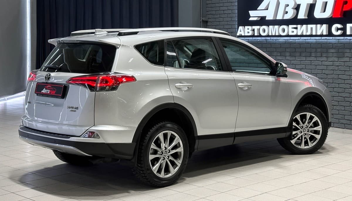 Toyota RAV4 - фото 7