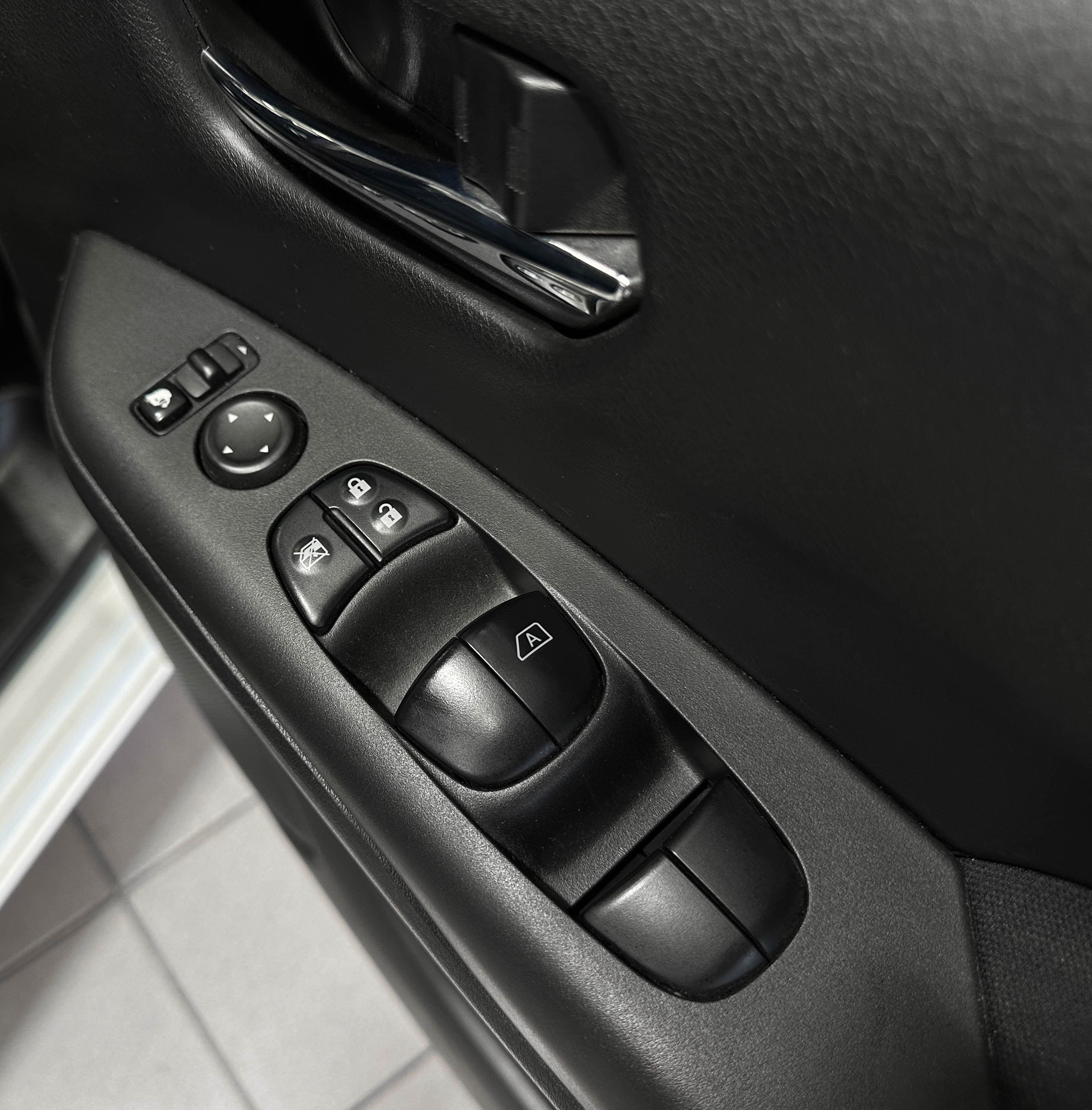 Nissan Serena Hybrid - фото 24