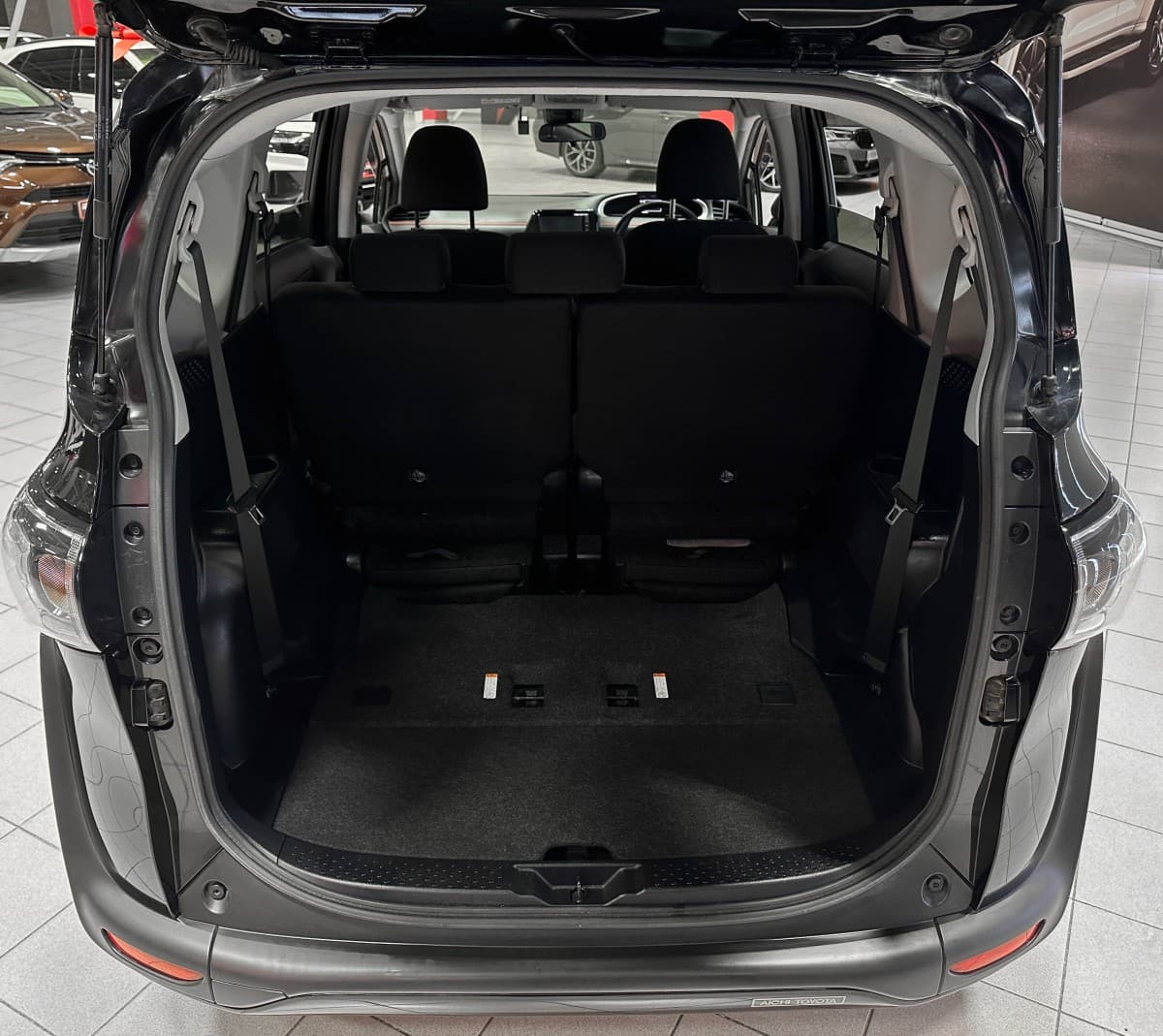 Toyota Sienta - фото 13