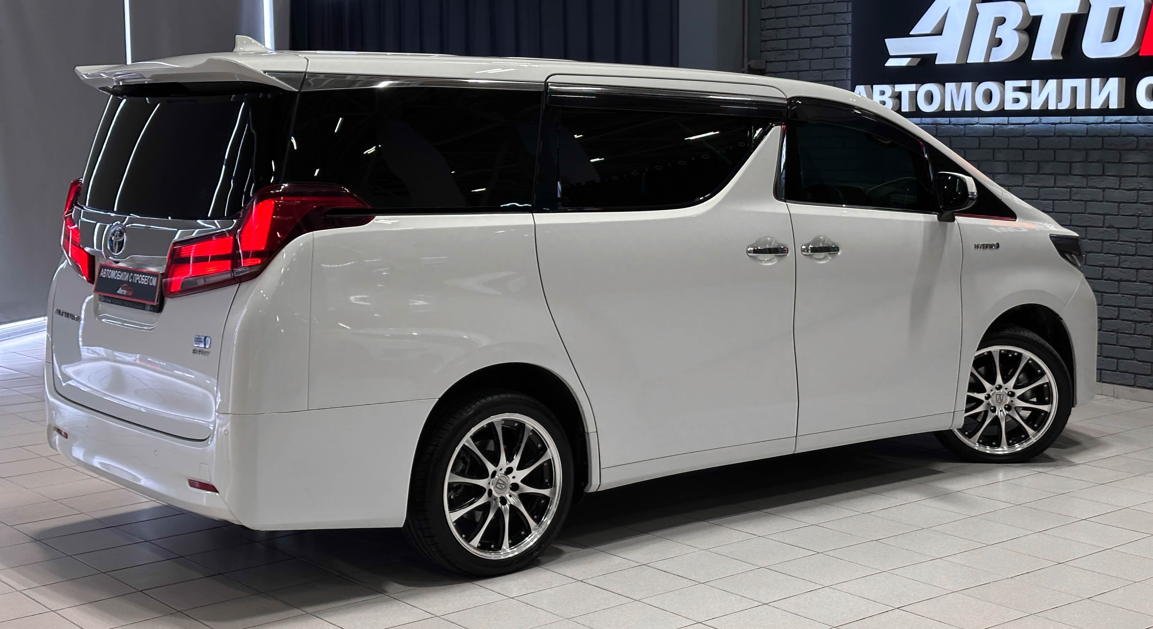 Toyota Alphard - фото 6