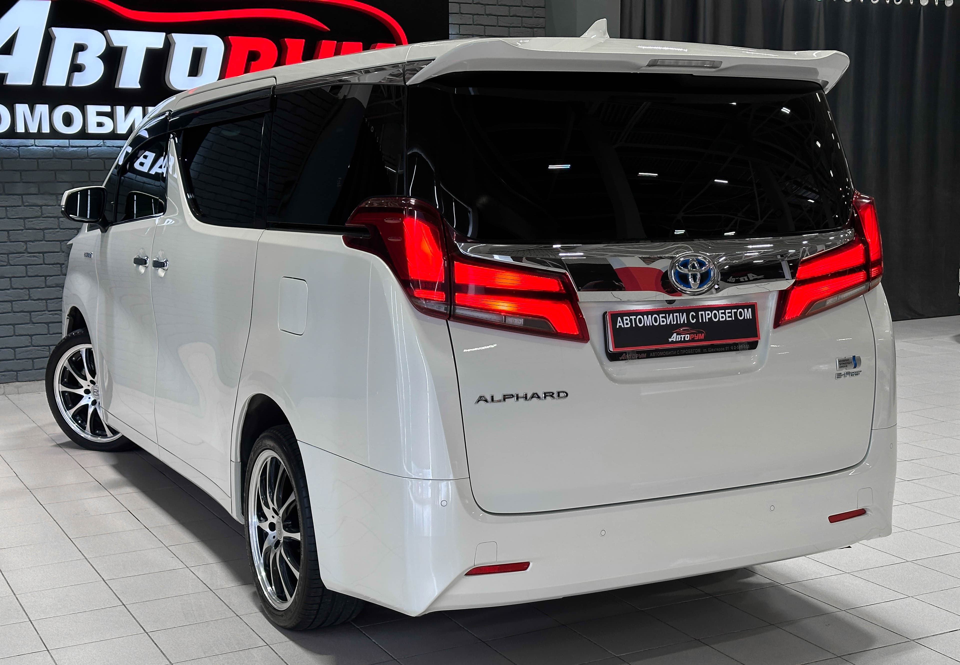 Toyota Alphard - фото 9