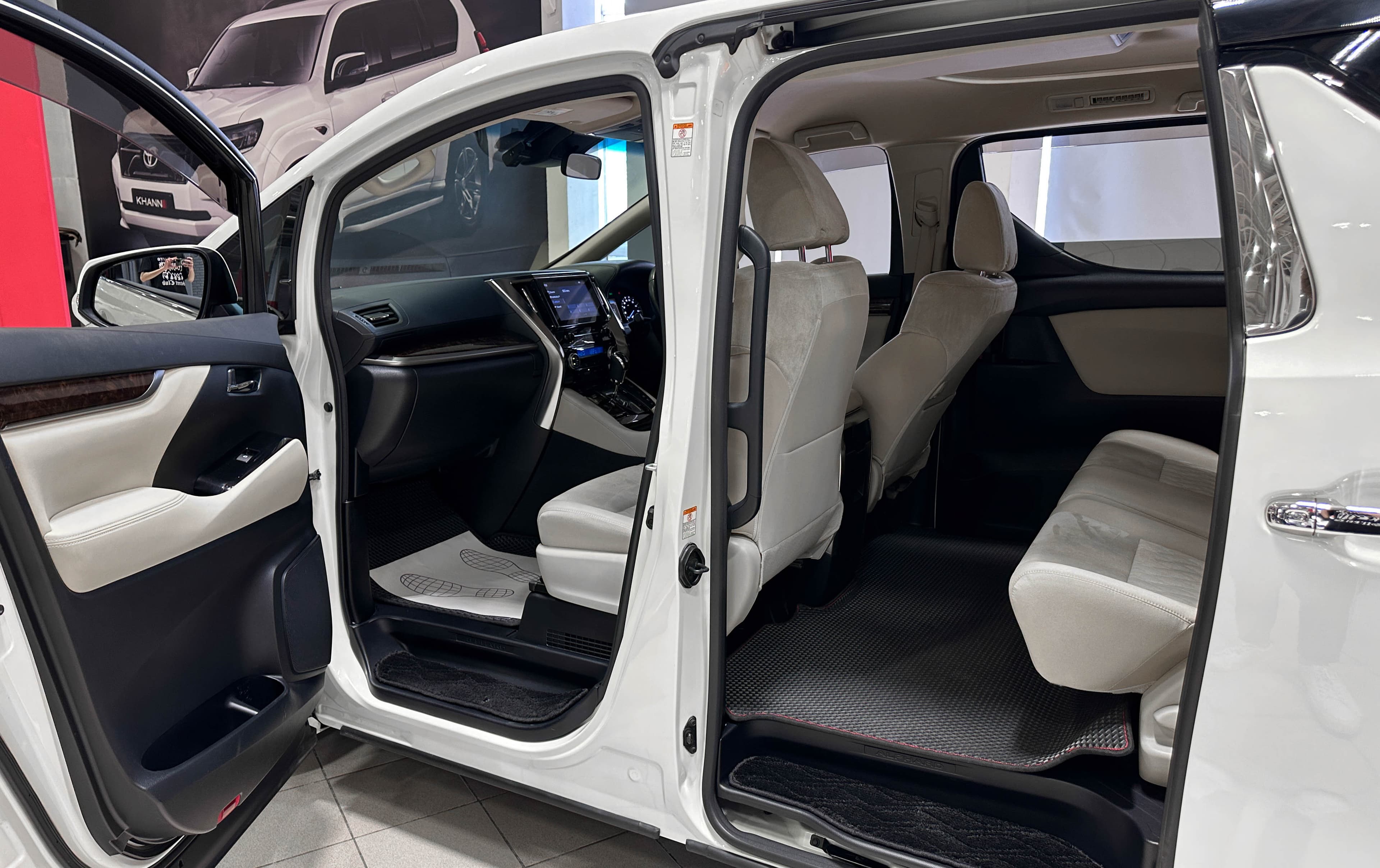 Toyota Alphard - фото 12