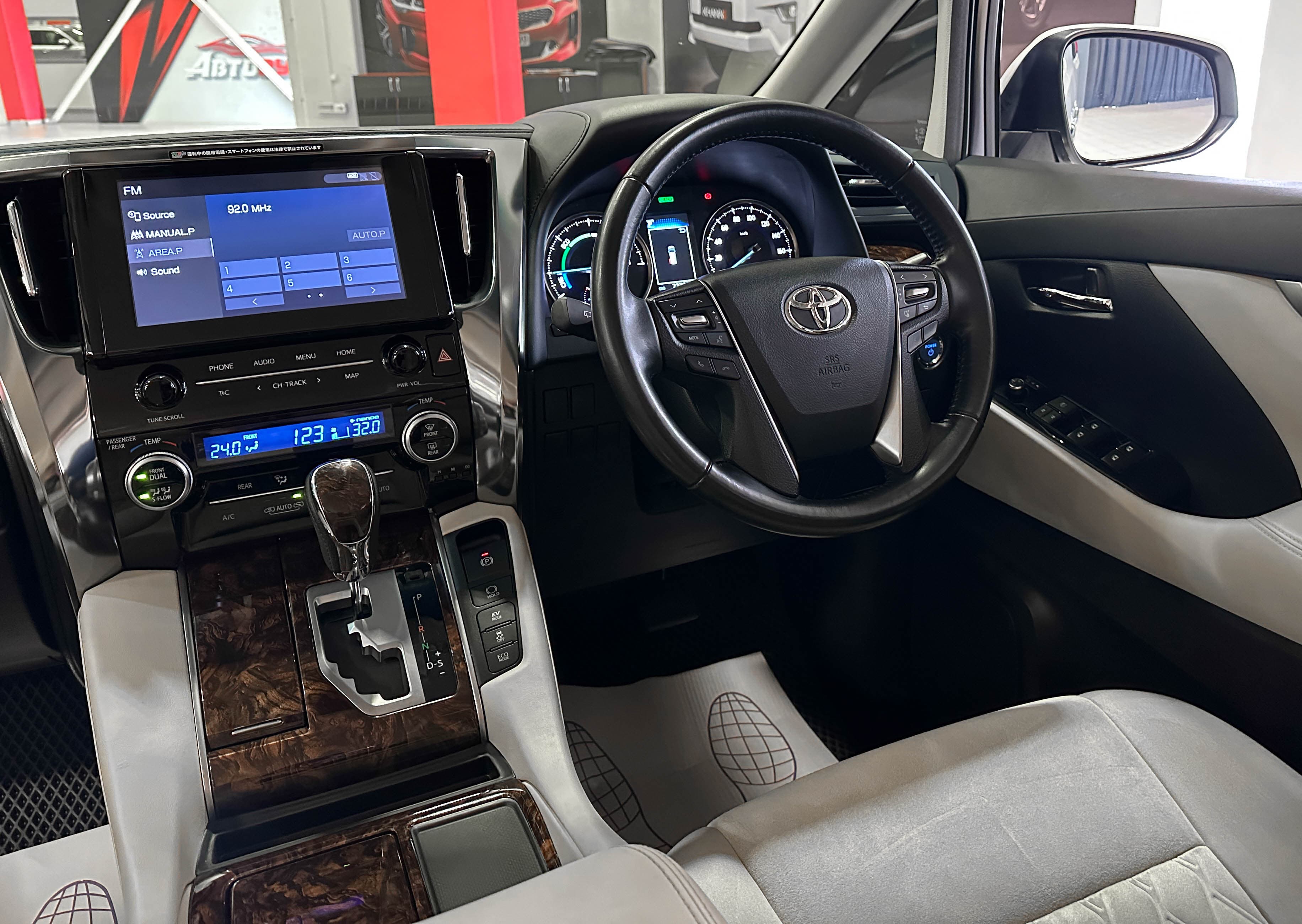 Toyota Alphard - фото 26