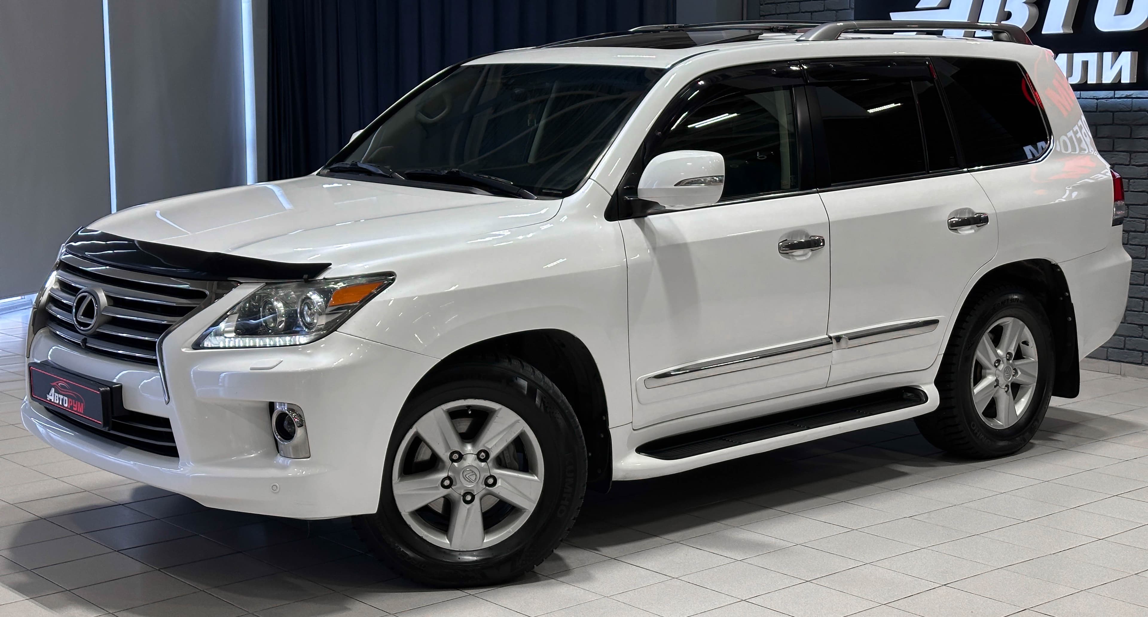 Lexus LX 570 - фото 2
