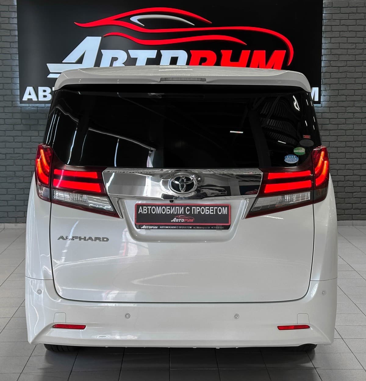 Toyota Alphard - фото 7