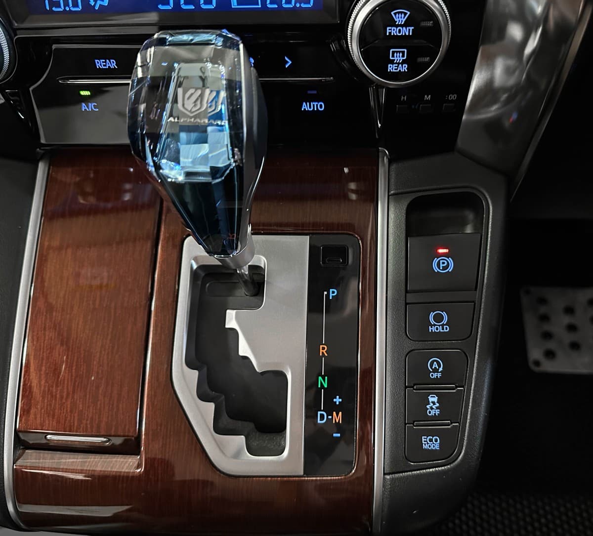 Toyota Alphard - фото 25