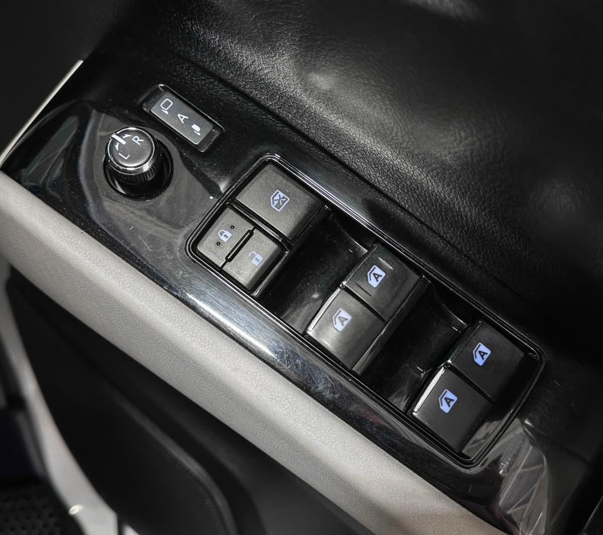 Toyota Alphard - фото 18