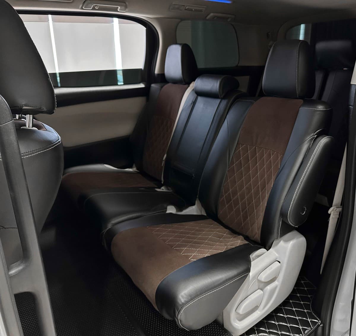 Toyota Alphard - фото 12