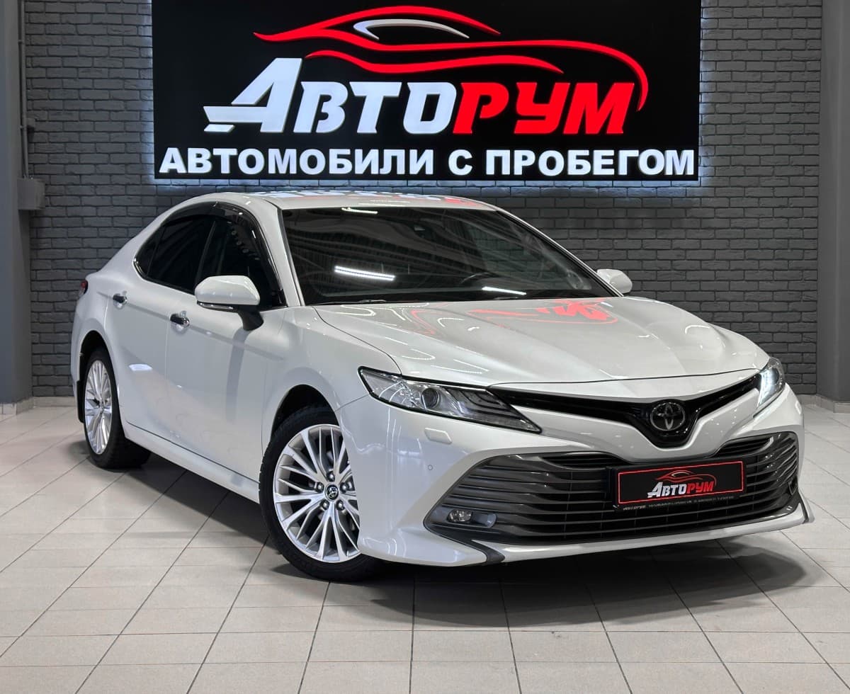 Toyota Camry - фото 1