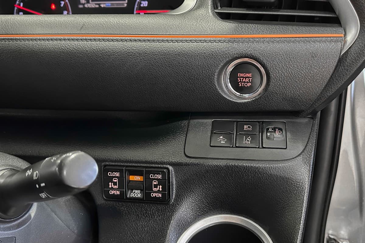 Toyota Sienta - фото 20