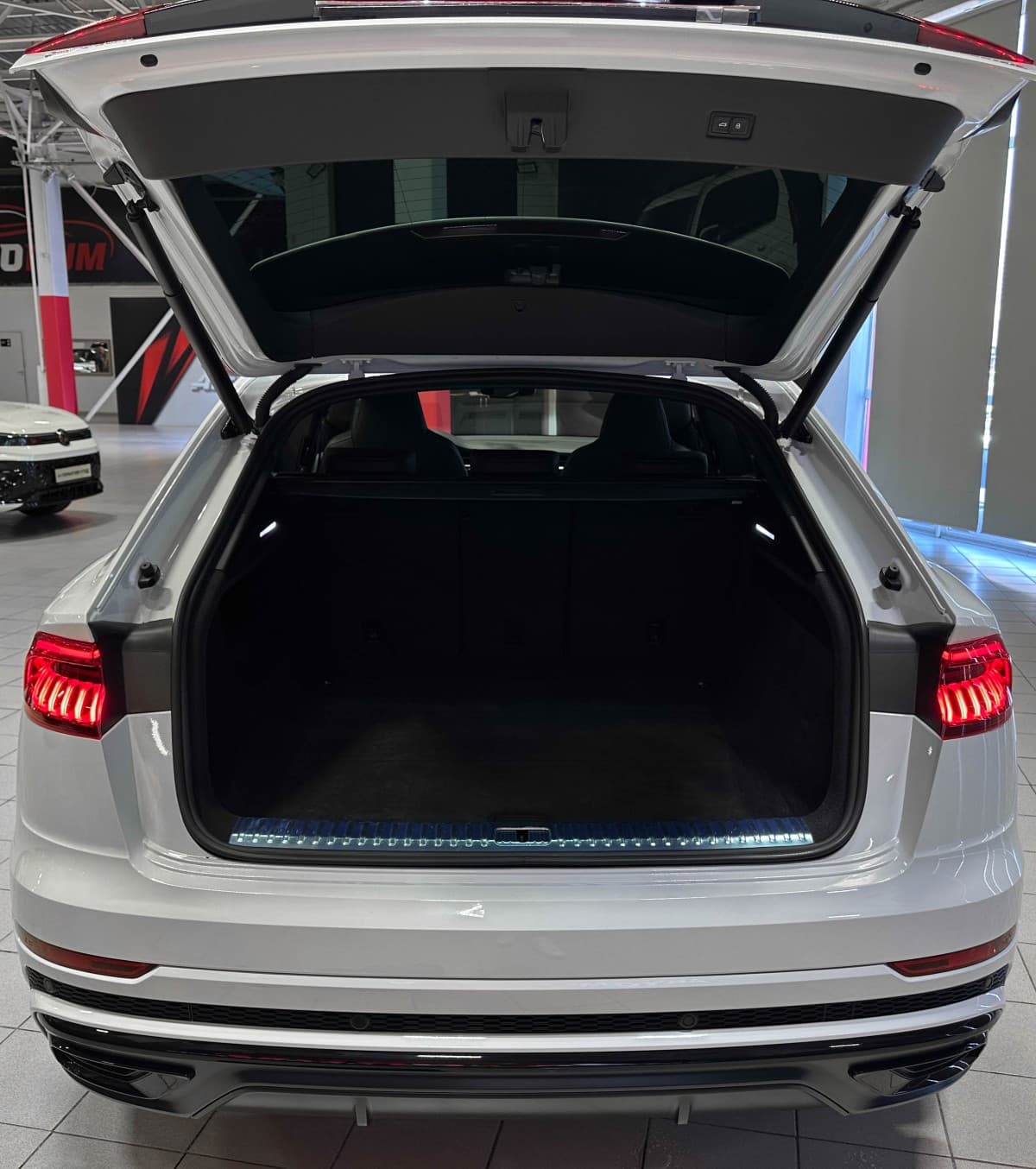 Audi Q8 - фото 17