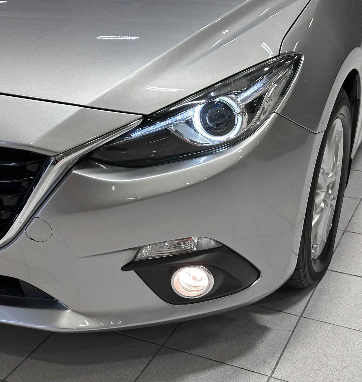 Mazda Axela - 4