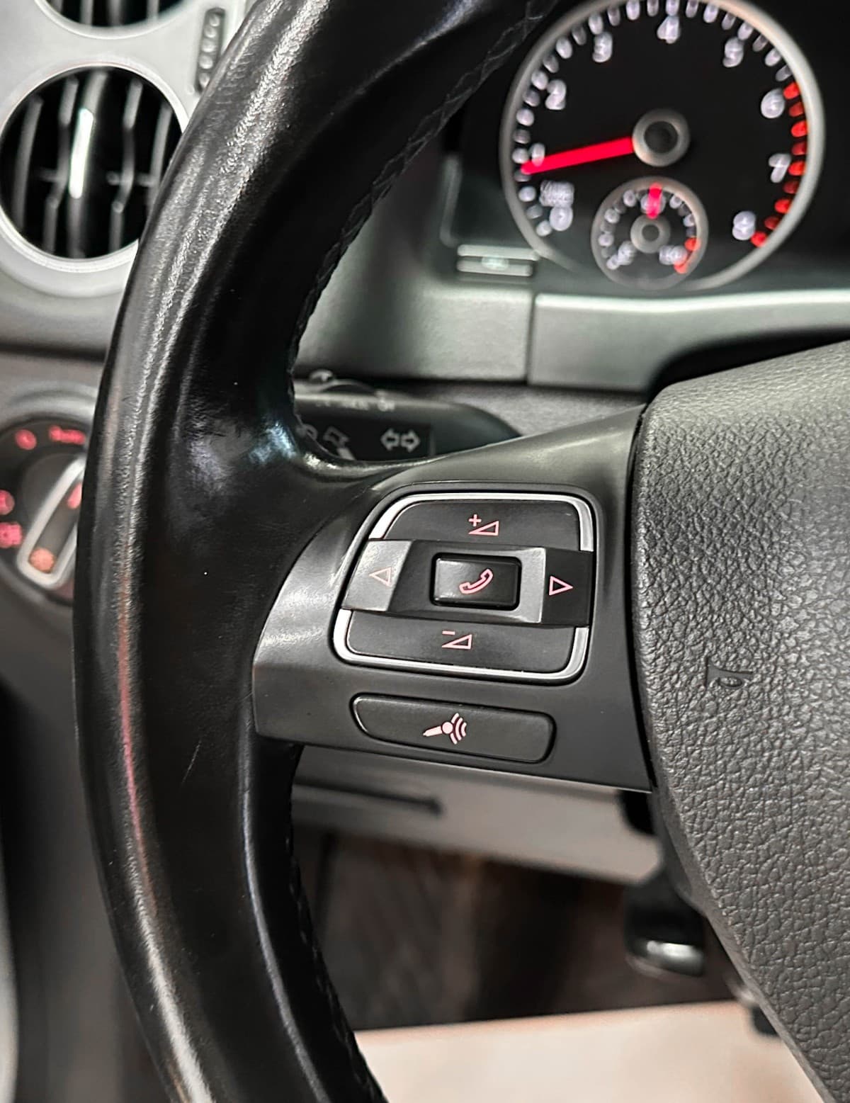 Volkswagen Tiguan - фото 20