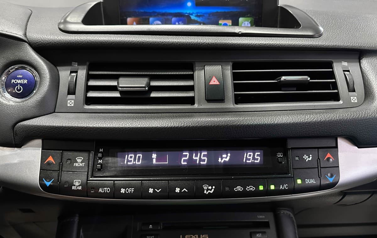 Lexus CT200H - фото 25