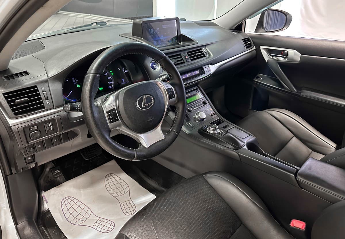 Lexus CT200H - фото 11