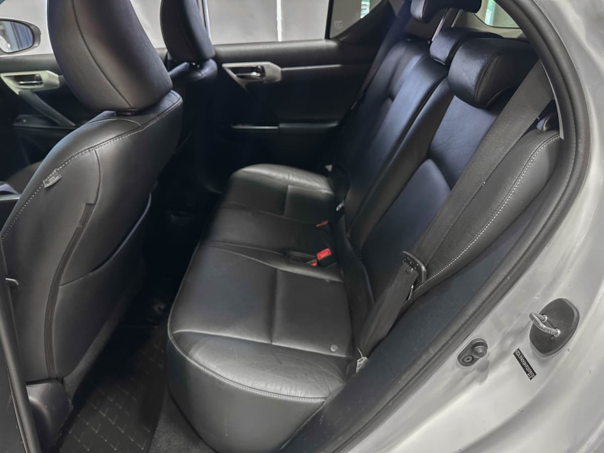 Lexus CT200H - фото 13