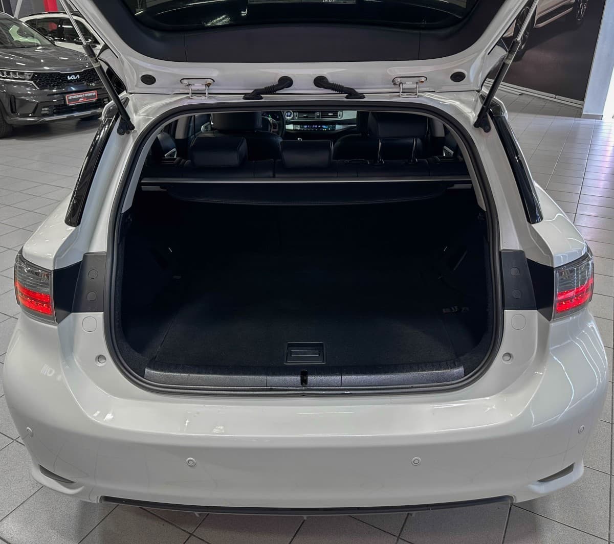 Lexus CT200H - фото 14