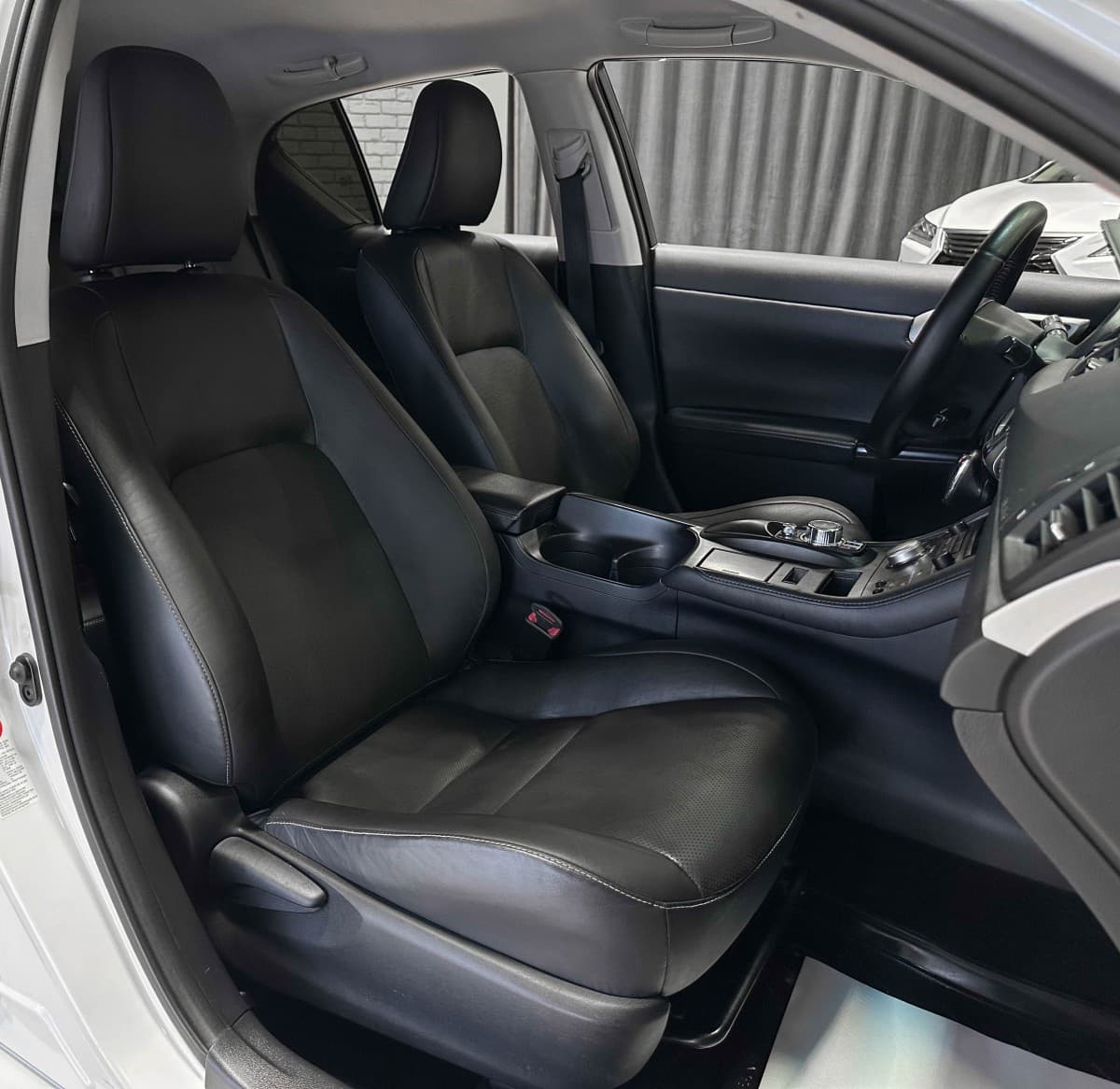 Lexus CT200H - фото 16