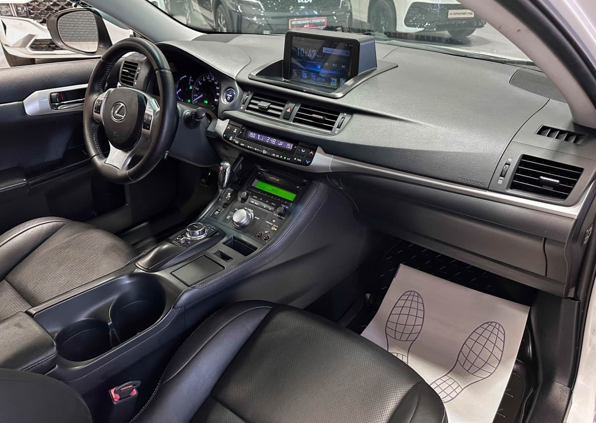 Lexus CT200H - фото 17