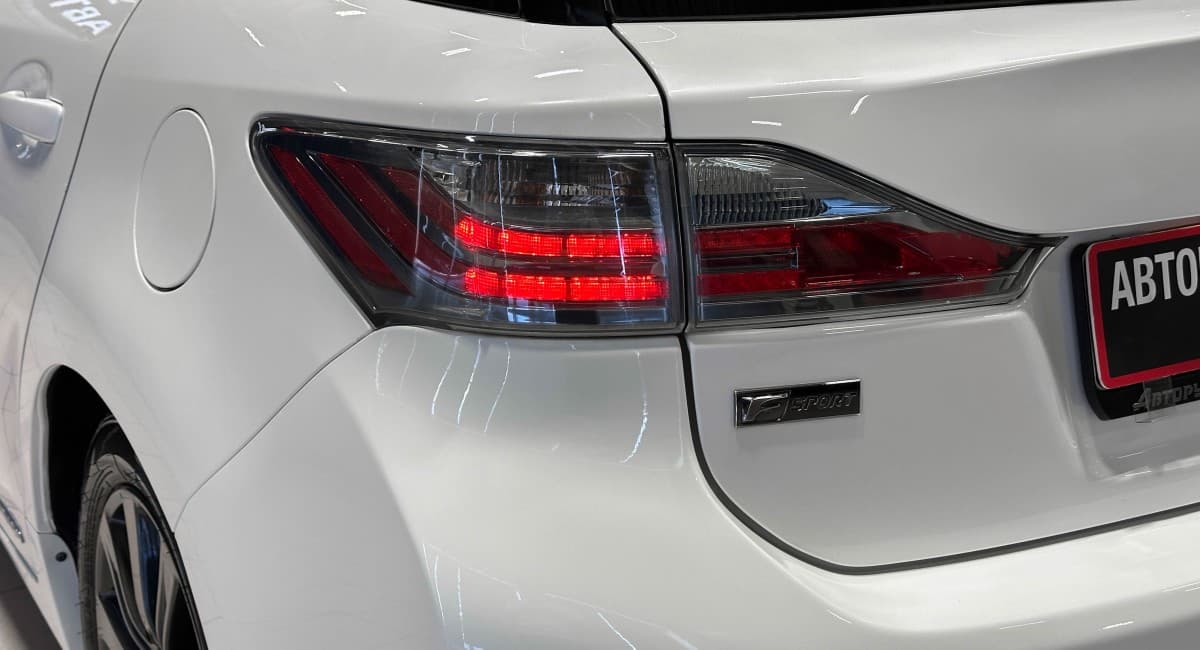 Lexus CT200H - фото 9