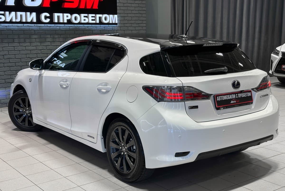 Lexus CT200H - фото 10