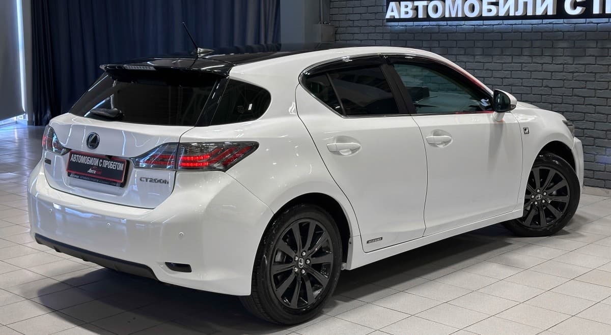 Lexus CT200H - фото 7