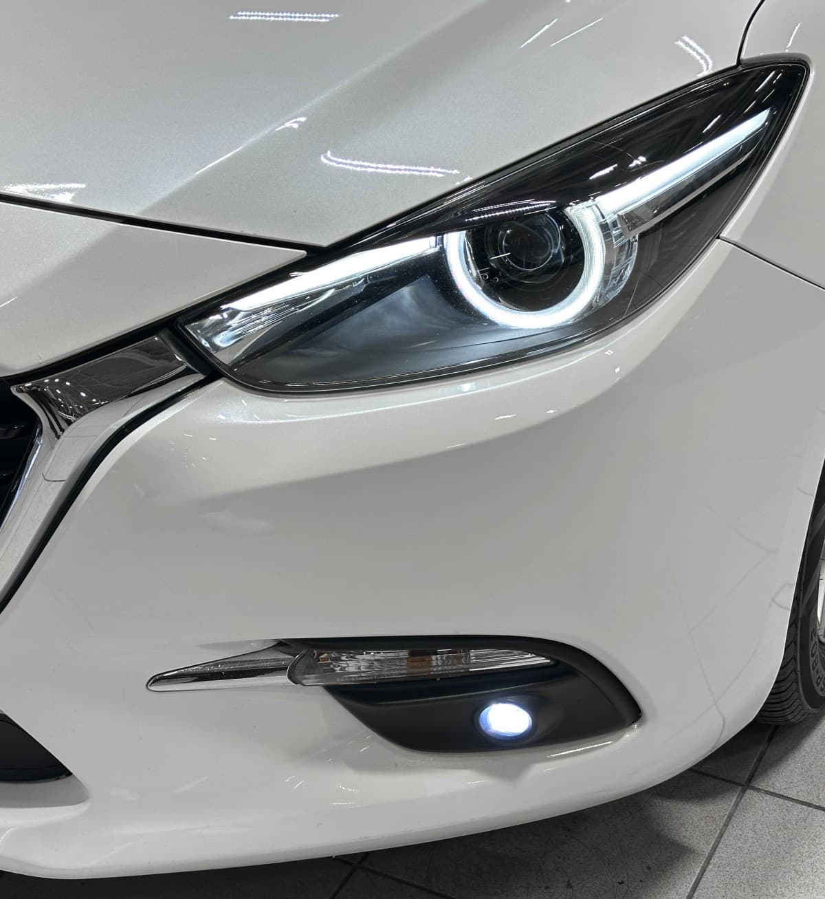 Mazda Axela - 4