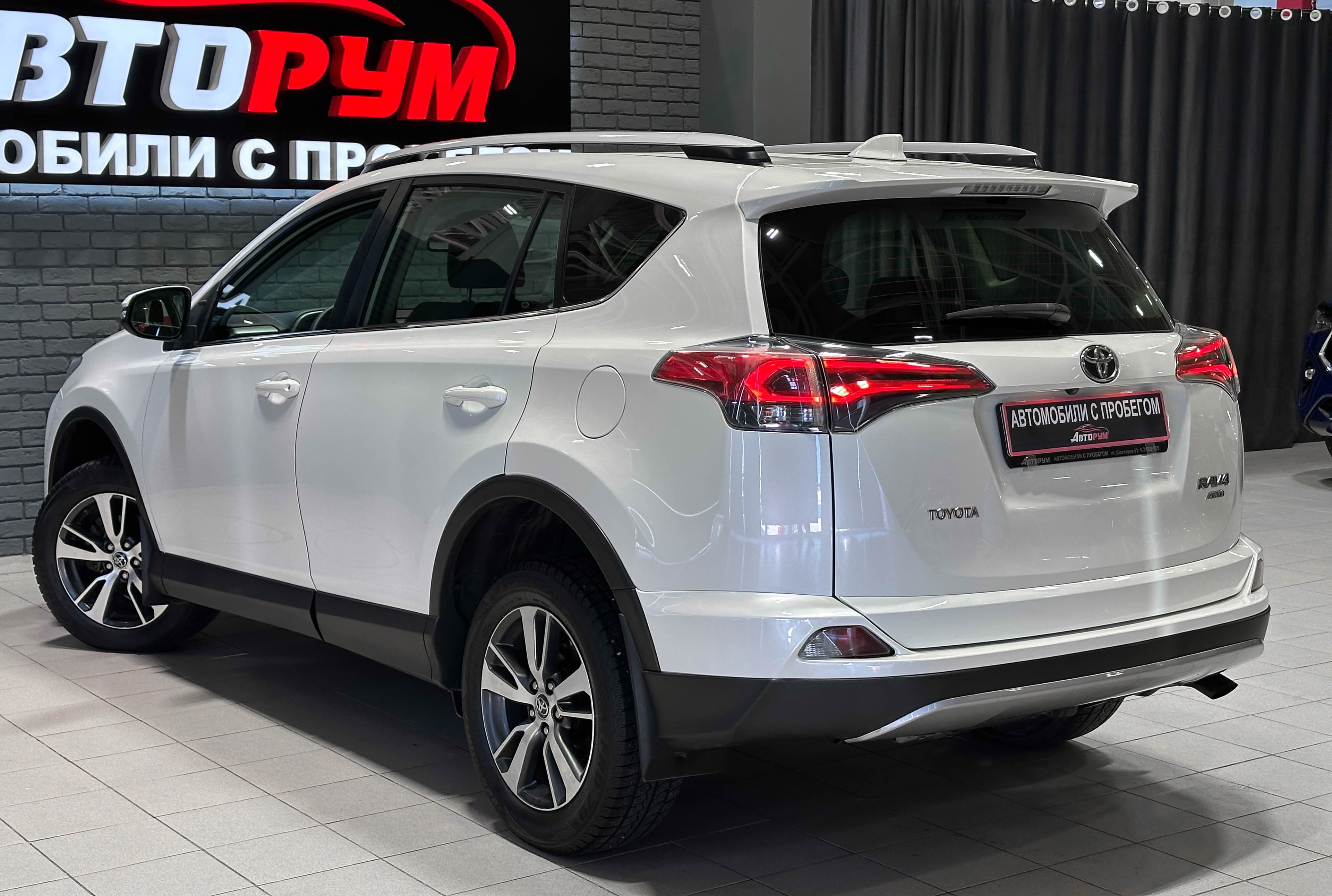 Toyota RAV4 - фото 6