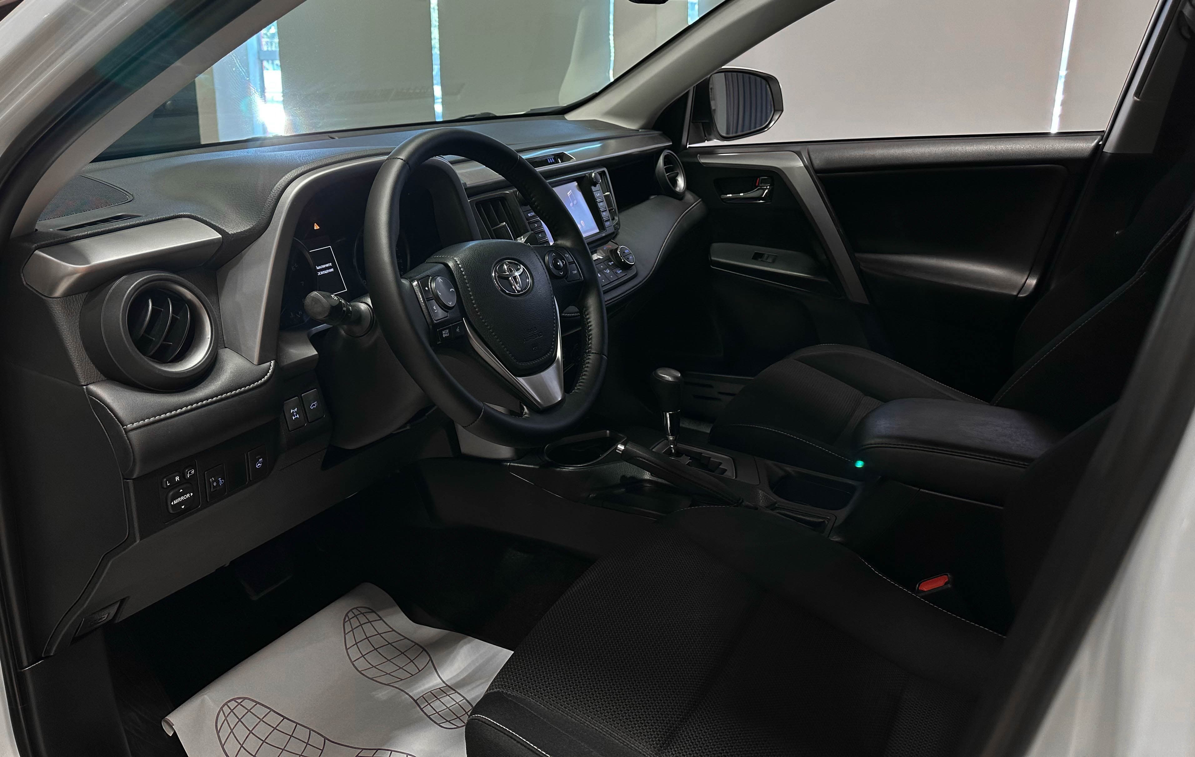 Toyota RAV4 - фото 7