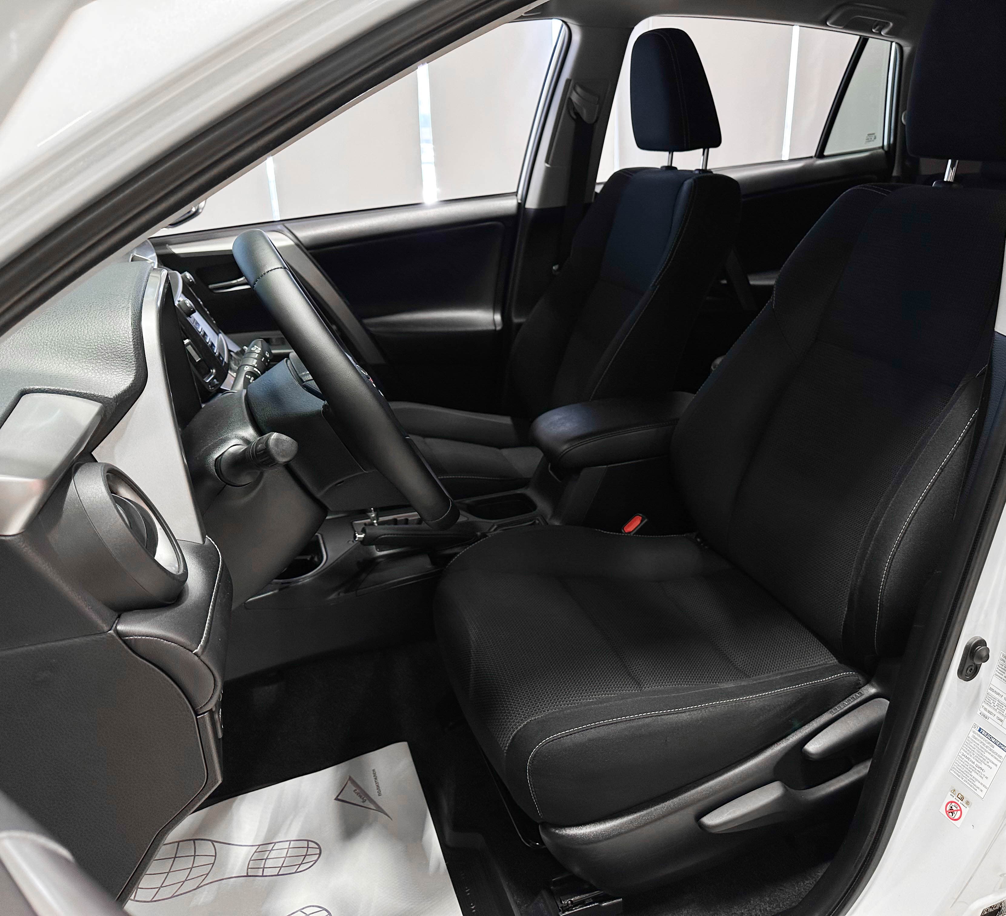 Toyota RAV4 - фото 8