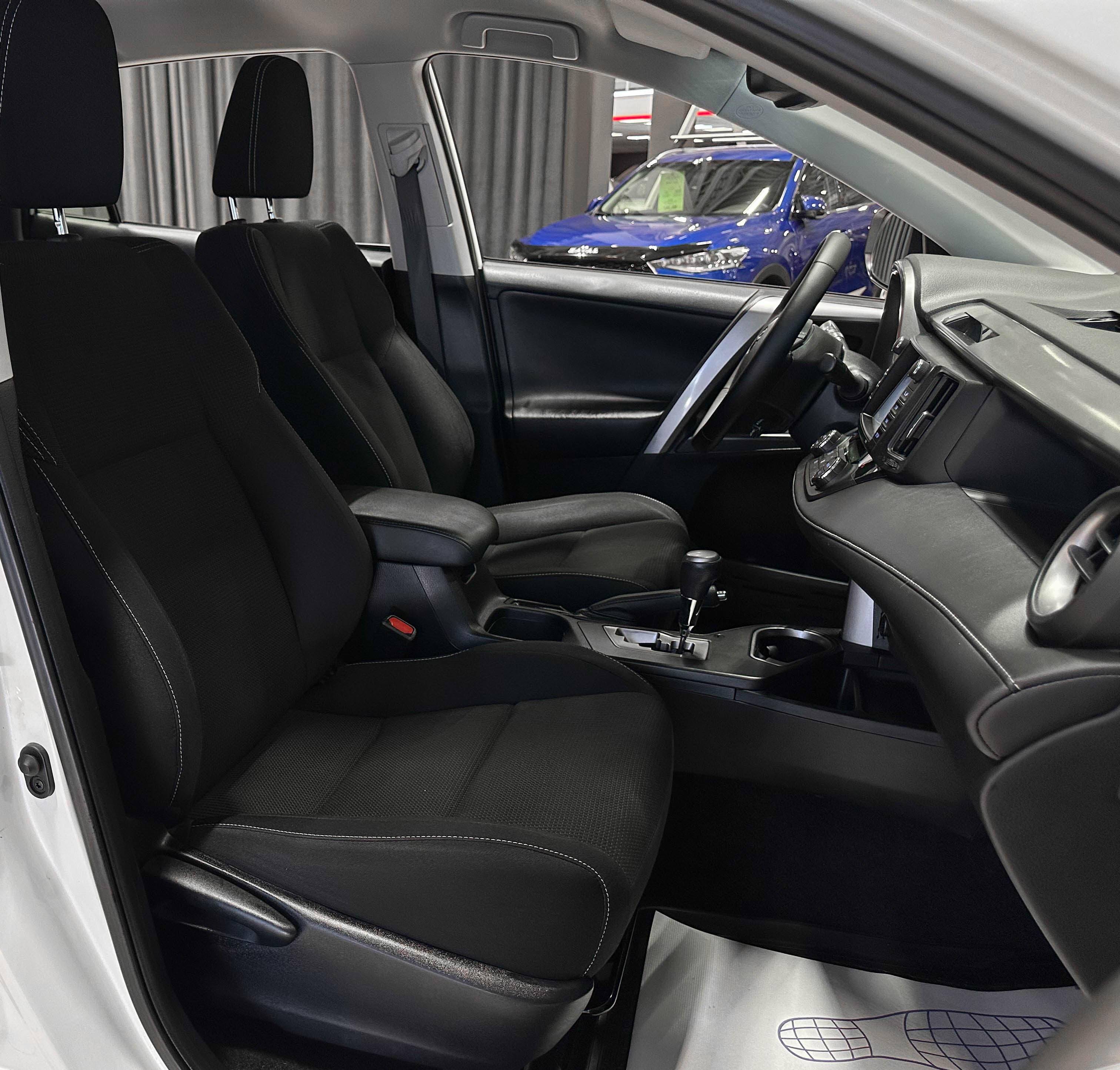 Toyota RAV4 - фото 12