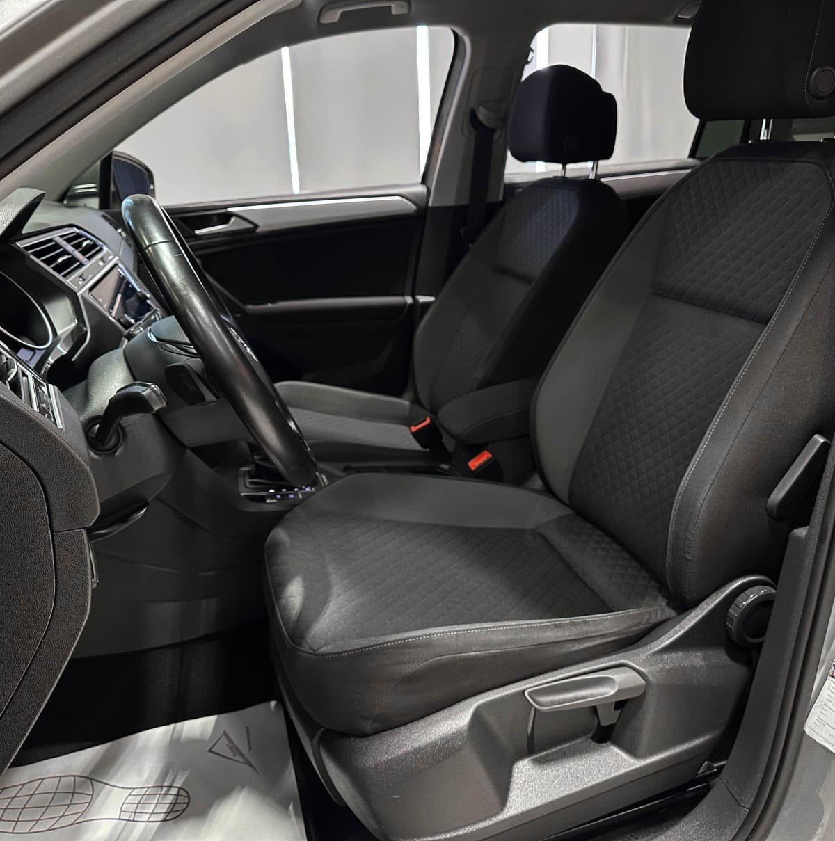 Volkswagen Tiguan - фото 11