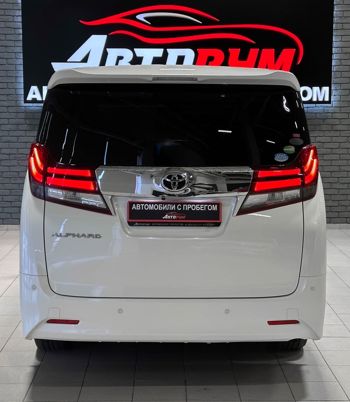 Toyota Alphard - фото 7