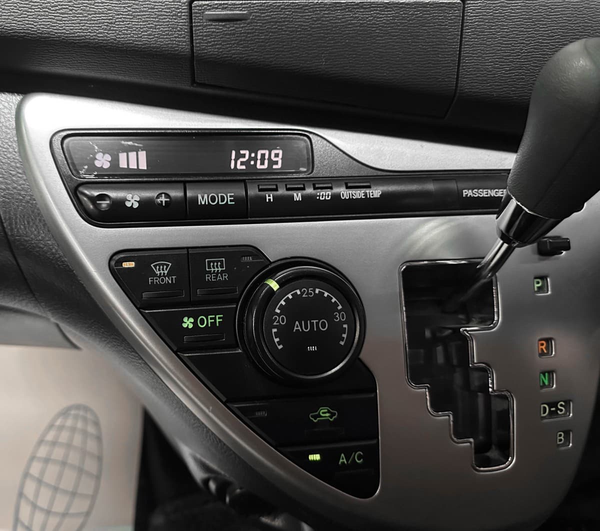 Toyota Isis - фото 23