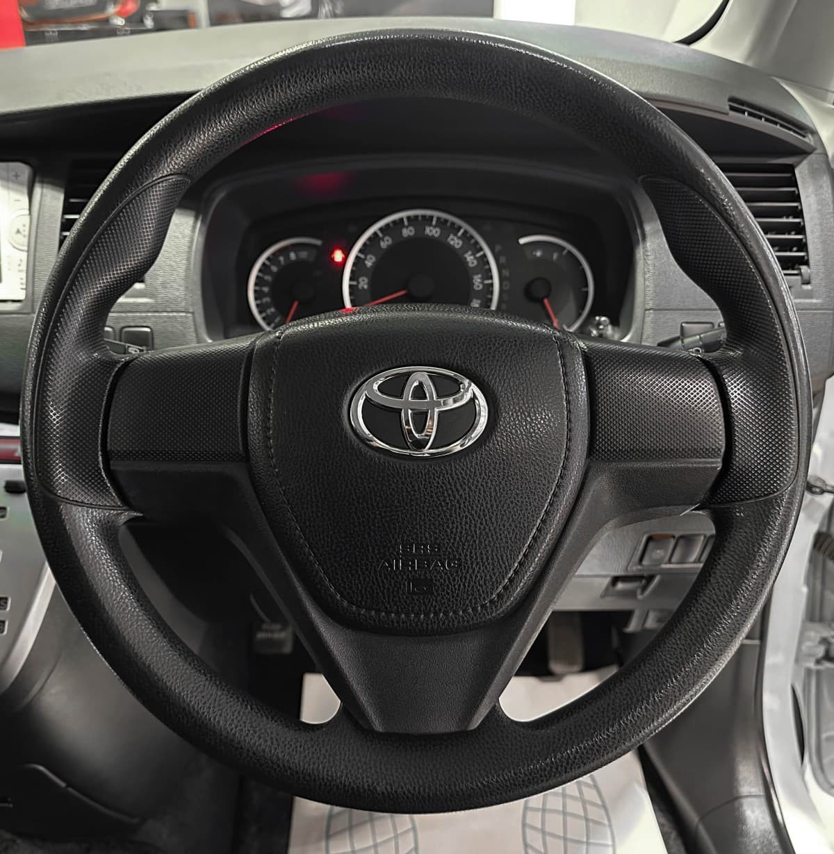 Toyota Isis - фото 24