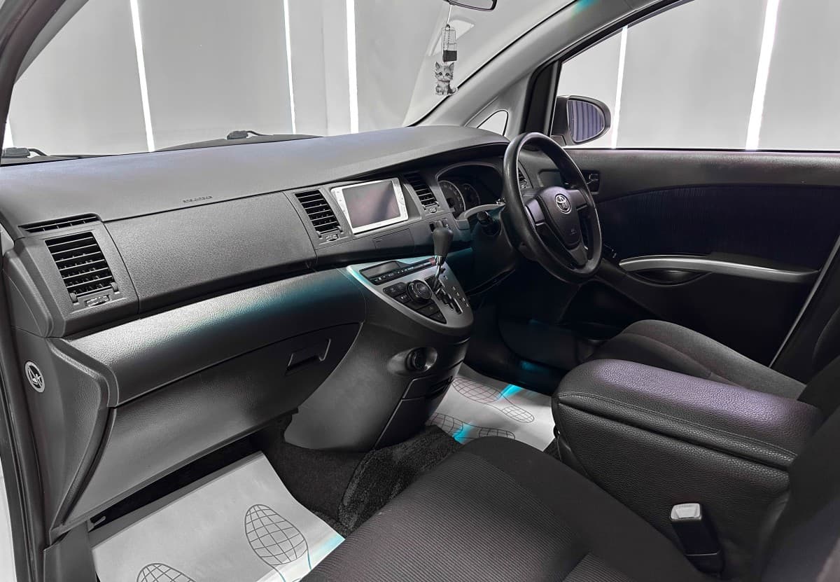 Toyota Isis - фото 17