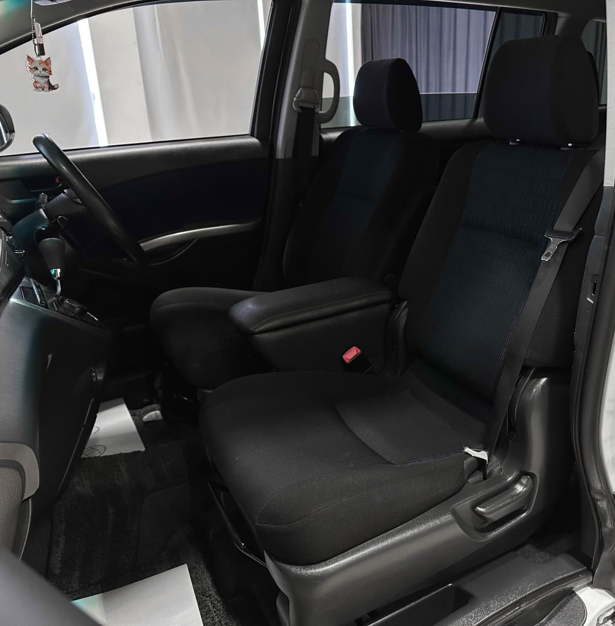 Toyota Isis - фото 15