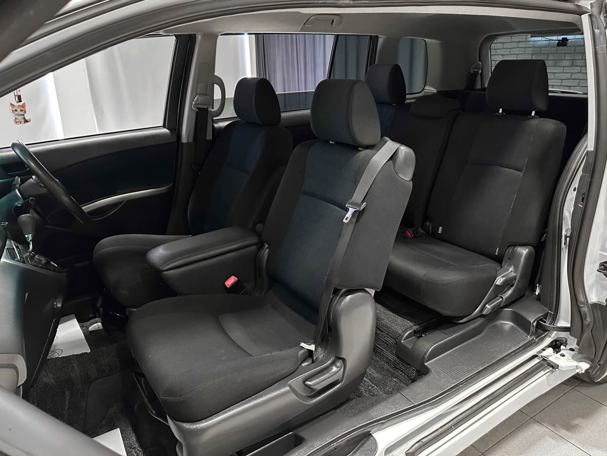 Toyota Isis - фото 16
