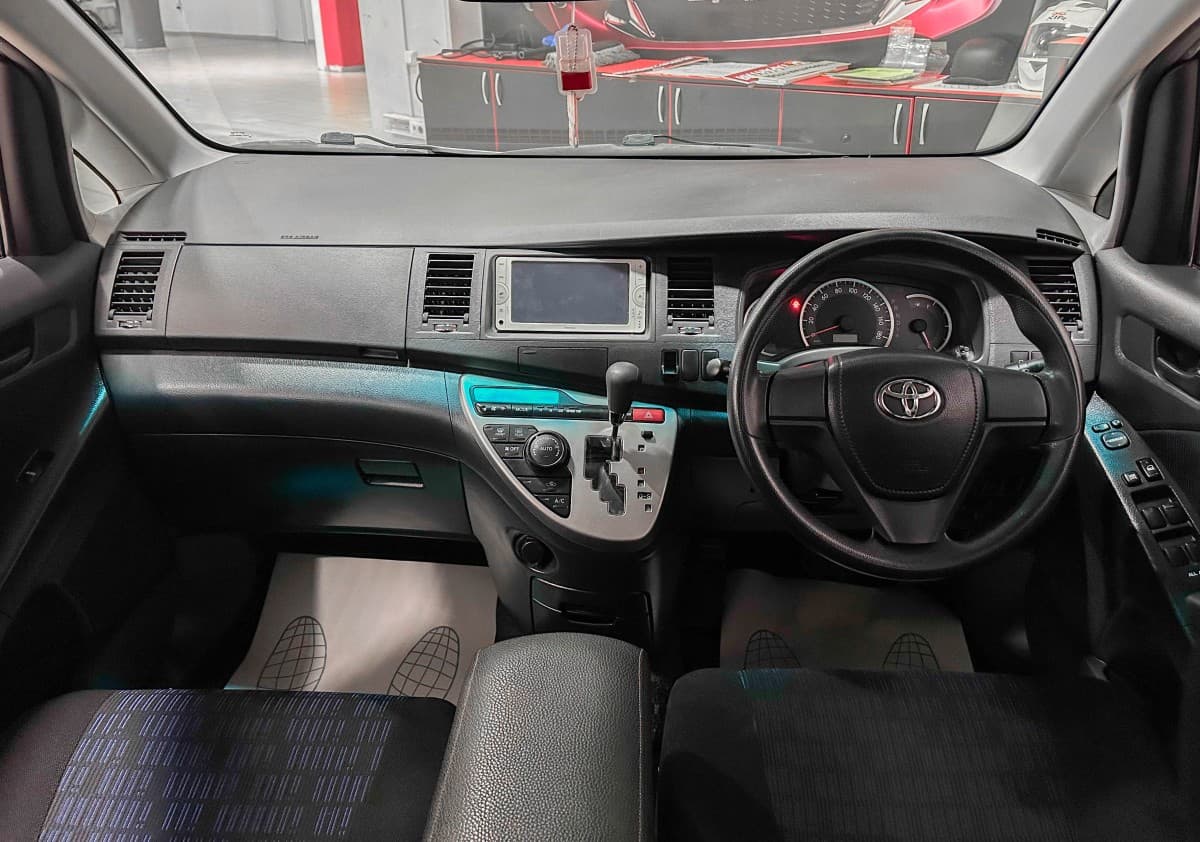 Toyota Isis - фото 25