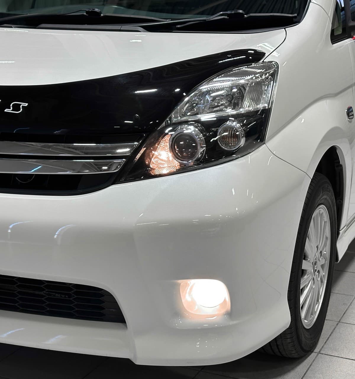 Toyota Isis - 4