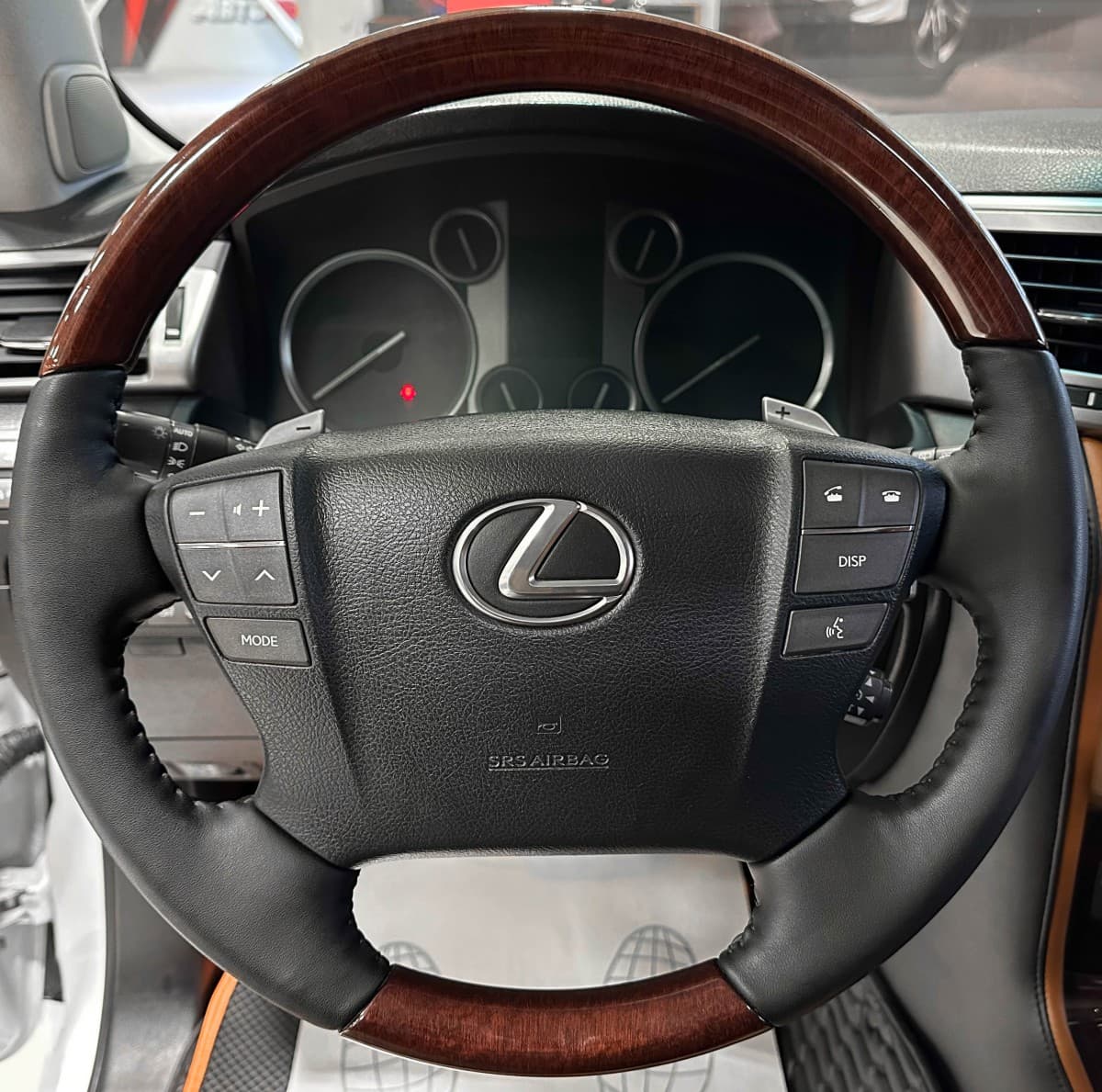 Lexus LX 570 - фото 33