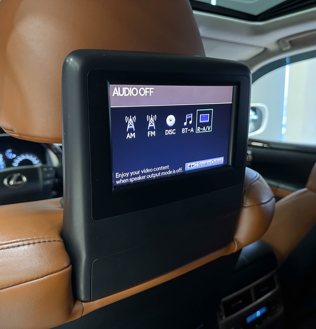 Lexus LX 570 - фото 30