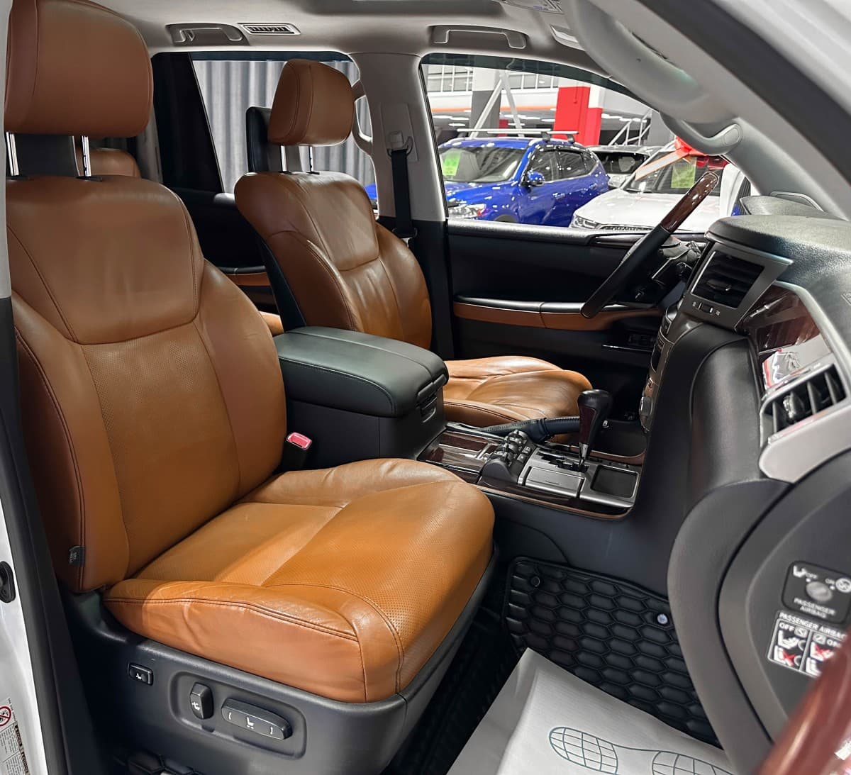 Lexus LX 570 - фото 15