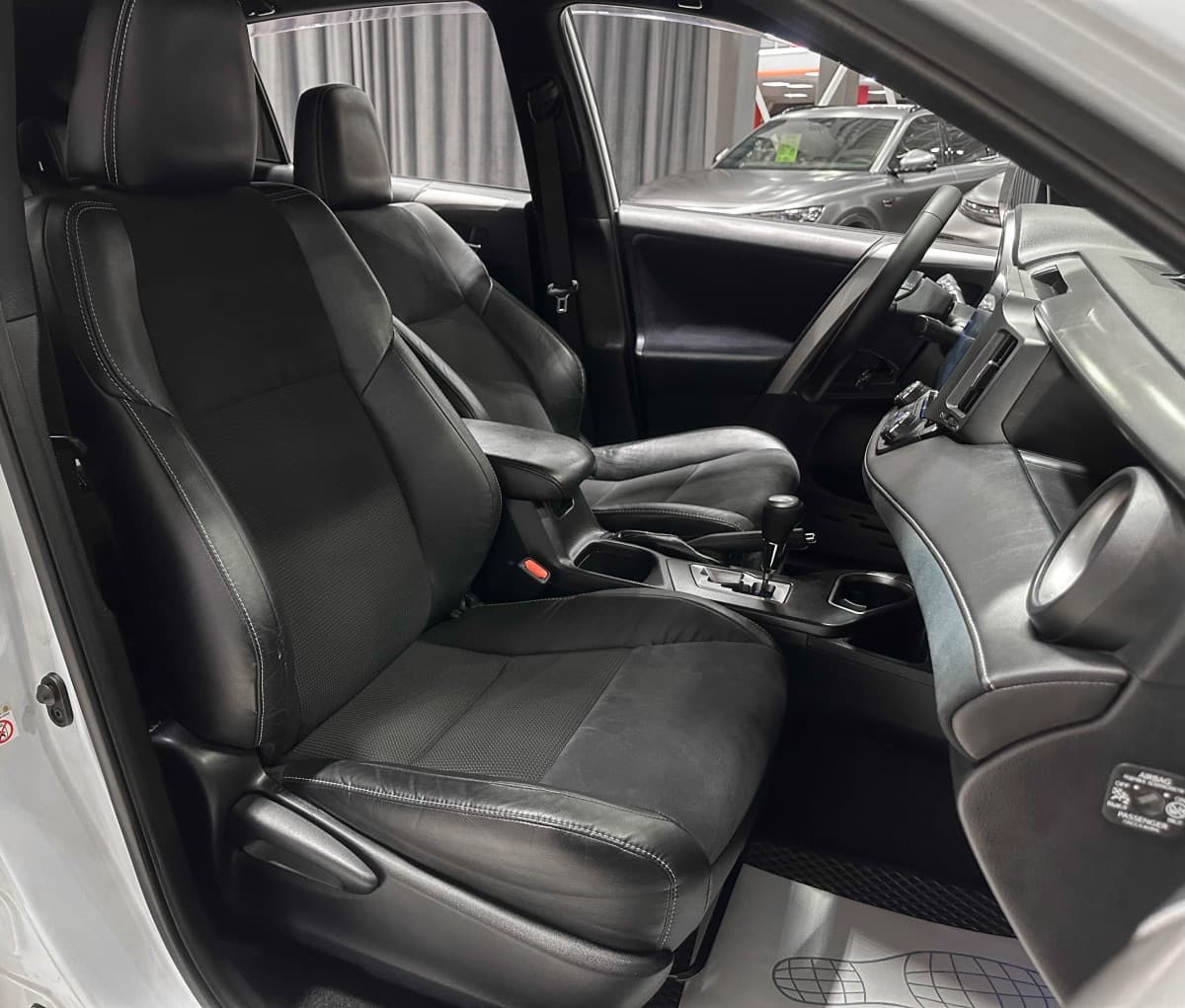 Toyota RAV4 - фото 16